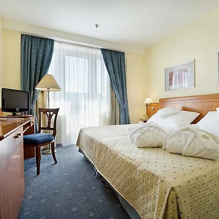 Carlton - Adults Only 4*
